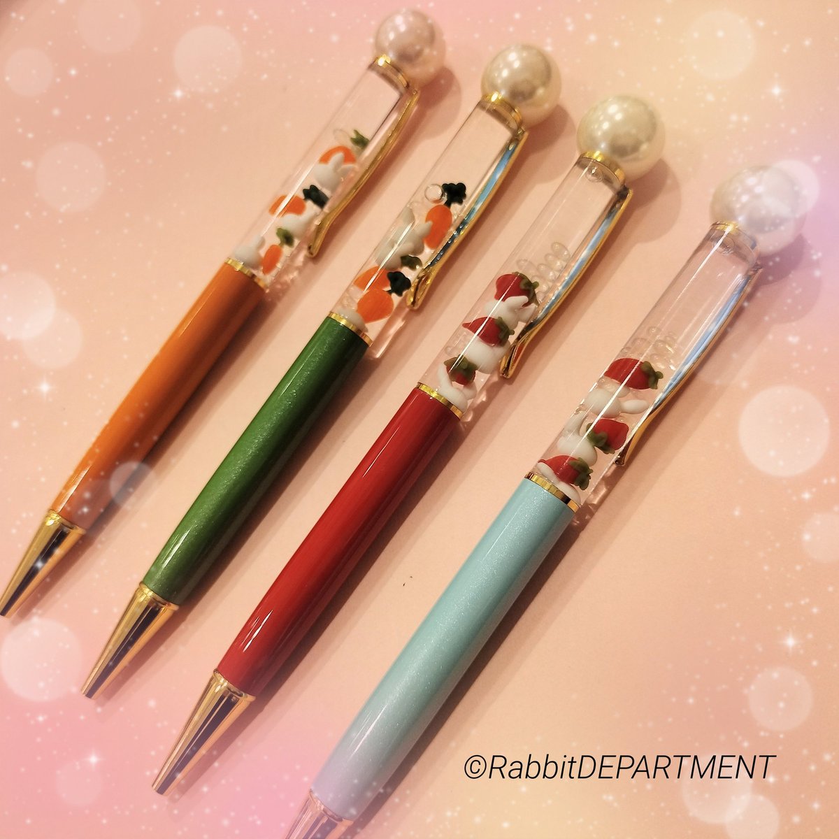 RabbitDEPARTME's tweet photo. 新宿店です🐰🥕
《ウキウキうさぎさんの文具フェア》好評開催中です🐰🎶
#studiotakka
中のウサギさんが動くフロートボールペンです✨
イチゴ🍓とニンジン🥕バージョンがあります☺💛
他にもカラー色々ございます❣️
ご来店お待ちしております🐰💕
#ラビットデパートメント
#新宿マルイアネックス https://t.co/Remwu6hVxb