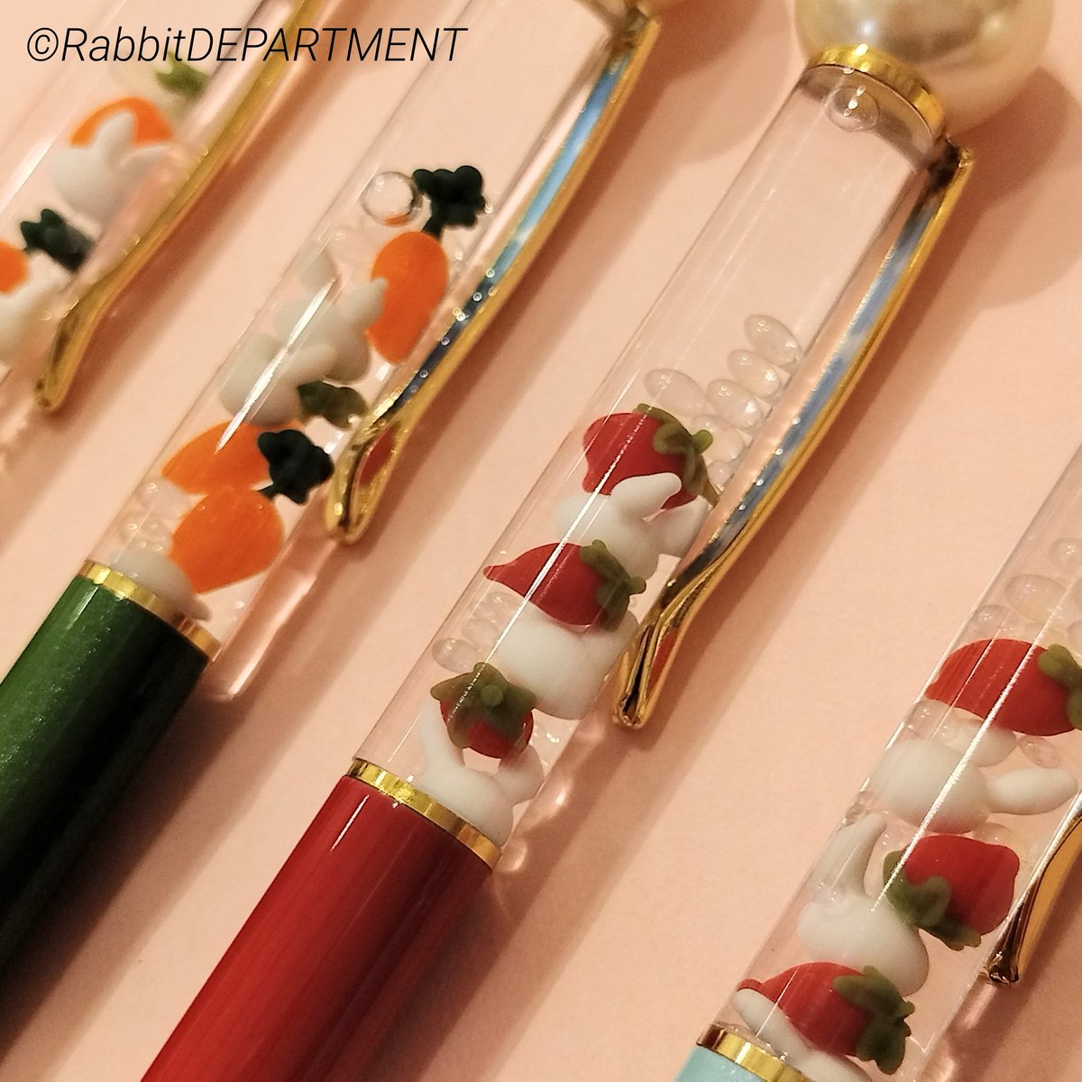RabbitDEPARTME's tweet photo. 新宿店です🐰🥕
《ウキウキうさぎさんの文具フェア》好評開催中です🐰🎶
#studiotakka
中のウサギさんが動くフロートボールペンです✨
イチゴ🍓とニンジン🥕バージョンがあります☺💛
他にもカラー色々ございます❣️
ご来店お待ちしております🐰💕
#ラビットデパートメント
#新宿マルイアネックス https://t.co/Remwu6hVxb