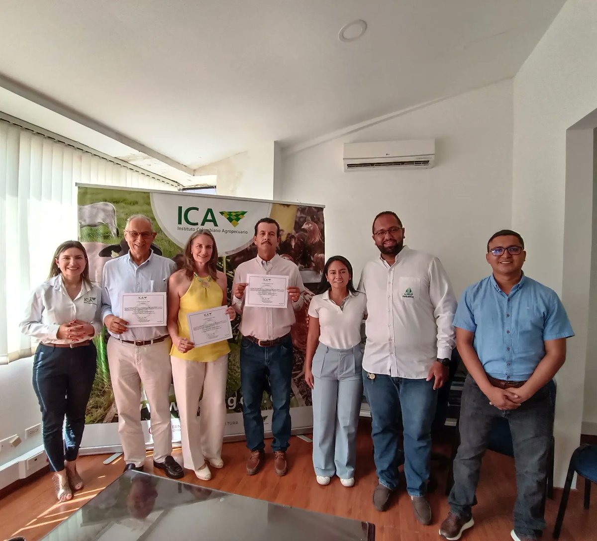 Asiatol1's tweet photo. Galería de la Certificación en Buenas Prácticas Agrícolas que recibió el productor de arroz de la Meseta de Ibagué, Fernando Meléndez, en 525 hectáreas de arroz por parte de la Gerente Seccional Tolima del @ICACOLOMBIA Erica Solano, gracias al acompañamiento de @FEDEARROZGREMIO https://t.co/VY6M8FPcto