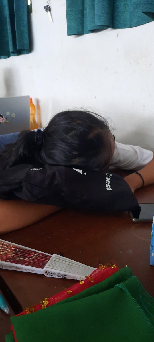 madagaskarss's tweet photo. punya hp tapi memilih tidur https://t.co/kAXXEN5BPz