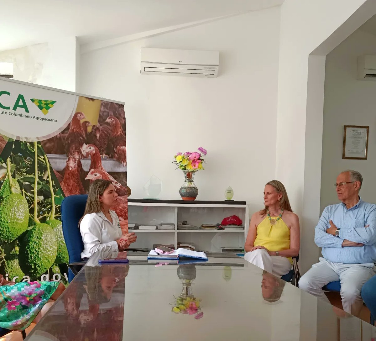 Asiatol1's tweet photo. Galería de la Certificación en Buenas Prácticas Agrícolas que recibió el productor de arroz de la Meseta de Ibagué, Fernando Meléndez, en 525 hectáreas de arroz por parte de la Gerente Seccional Tolima del @ICACOLOMBIA Erica Solano, gracias al acompañamiento de @FEDEARROZGREMIO https://t.co/VY6M8FPcto