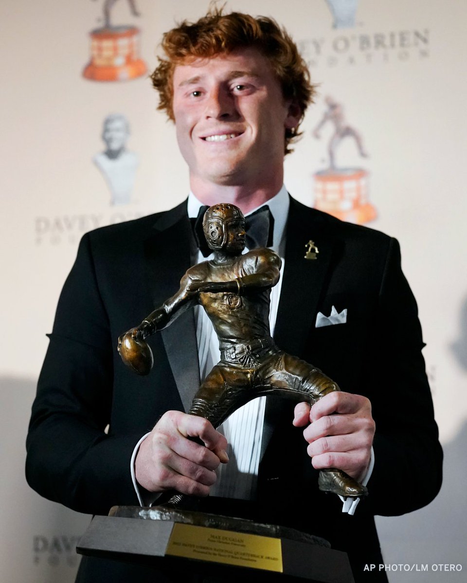 Max Duggan received the 2022 Davey O’Brien Award Monday night, given to the NCAA’s best quarterback 💪 

Duggan is the first ever TCU player to win the award 🐸