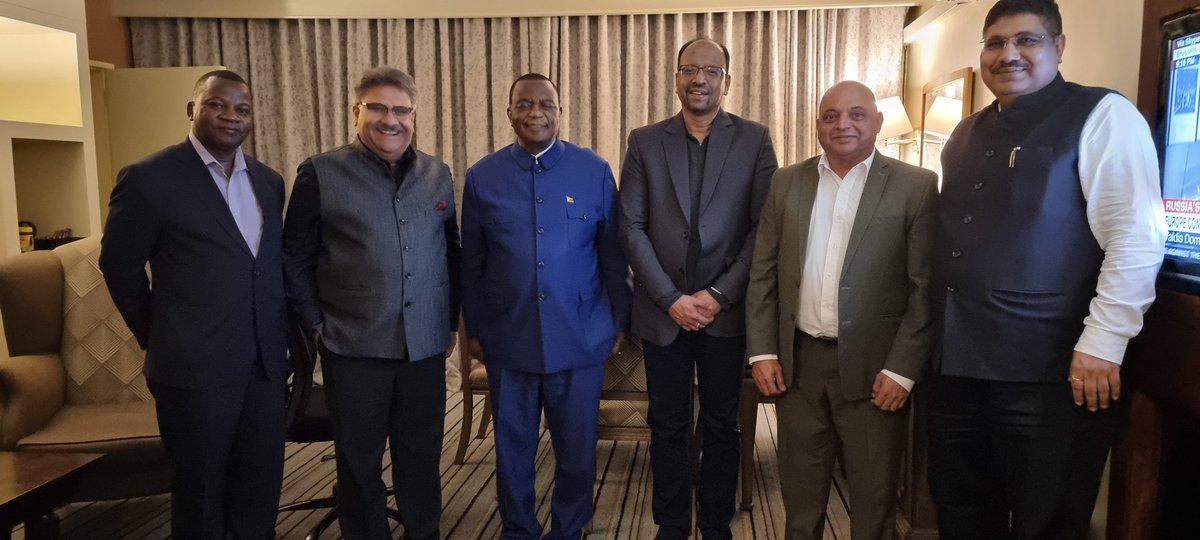 AmbTrigunayat's tweet image. Grateful fr an audience with HE Constantino Chiwenga ,Vice President of #Zimbabwe  &amp;amp; his commitment 2 enrich economic ties with #India .pleasure to meet Indian origin Dy Minister Raj Modi. opportunities in water,power,infra,renewable energy,minerals discussed fr #Wapcos @MEAIndia