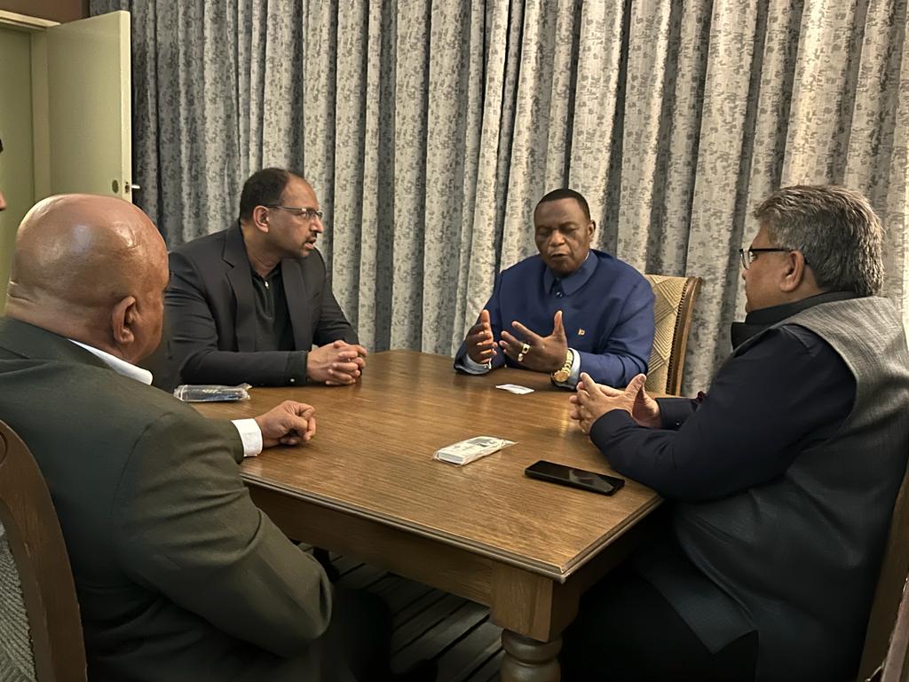 AmbTrigunayat's tweet image. Grateful fr an audience with HE Constantino Chiwenga ,Vice President of #Zimbabwe  &amp;amp; his commitment 2 enrich economic ties with #India .pleasure to meet Indian origin Dy Minister Raj Modi. opportunities in water,power,infra,renewable energy,minerals discussed fr #Wapcos @MEAIndia