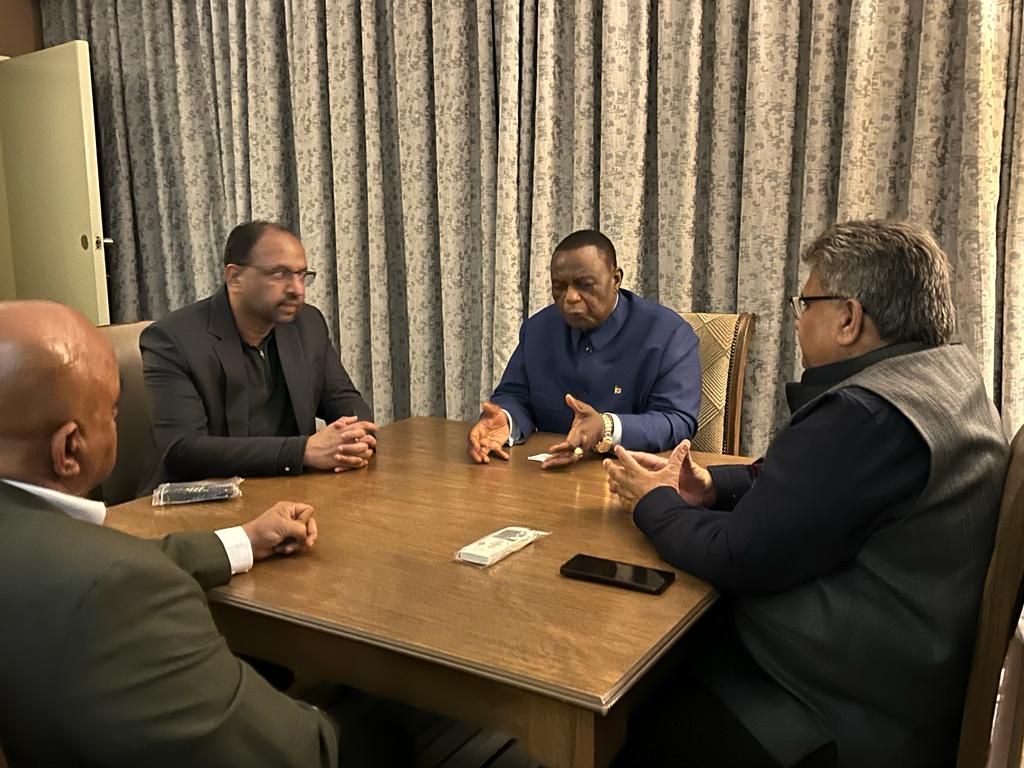 AmbTrigunayat's tweet image. Grateful fr an audience with HE Constantino Chiwenga ,Vice President of #Zimbabwe  &amp;amp; his commitment 2 enrich economic ties with #India .pleasure to meet Indian origin Dy Minister Raj Modi. opportunities in water,power,infra,renewable energy,minerals discussed fr #Wapcos @MEAIndia