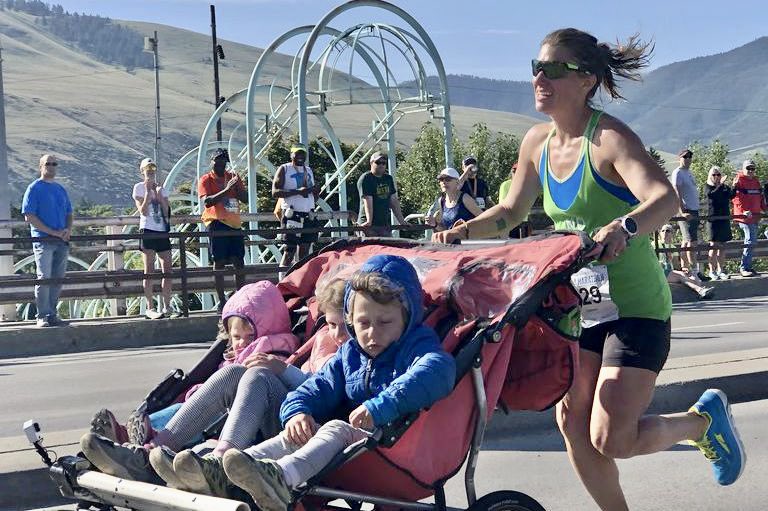Cynthia Arnold 🇺🇸 a montré que rien n'est impossible en courant un semi-marathon avec ses 3 enfants en poussette ! En 1h29, elle a terminé la course avec une moyenne de 4:13 min/km. Une source d'inspiration pour tous ceux qui cherchent à relever des défis ! #motivation #running