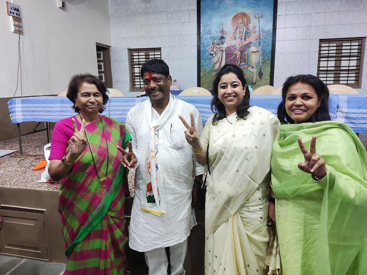 charulata_tokas's tweet photo. #कसबाविधानसभापोटनिवडणूक महाविकास आघाडीचे काँग्रेसचे उमेदवार श्री #रविंद्र_धंगेकर यांच्या प्रचारार्थ एकबोटे कॉलनी,पाटीदार भवन,पुणे येथे व्यवहारेताई यांनी आयोजित बैठकीत व्यापारी संघाच्या मंडळींसोबत संवाद साधताना

@kcvenugopalmp @HKPatilINC
@NANA_PATOLE @sonaldatta 
@INCMaharashtra https://t.co/P74zinh2fU