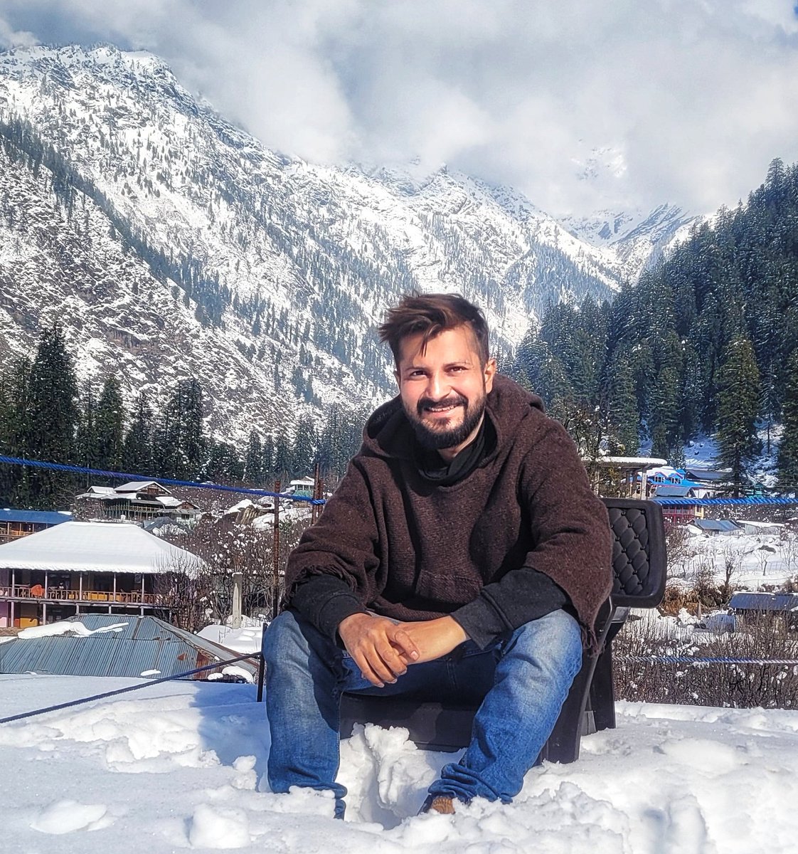narcosmicrahil's tweet photo. With every falling flake, a unique spark of interest falls from heaven.
Kalga Village 📍
.
.
.
#himachalpradesh #himachal #himachaldiaries #kalgavillage #kalga #kasol #photo #snowfall #beingrahil #snow #parvativalley #travelphotography #photo #mountains #snowfall #nature #travel https://t.co/bKodAEaJgv