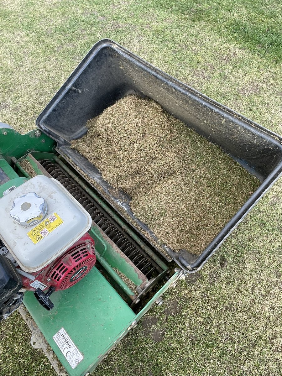 PottersBarCC's tweet image. Cricket season preparations with @DOSDAOS #scarifying 🏏
