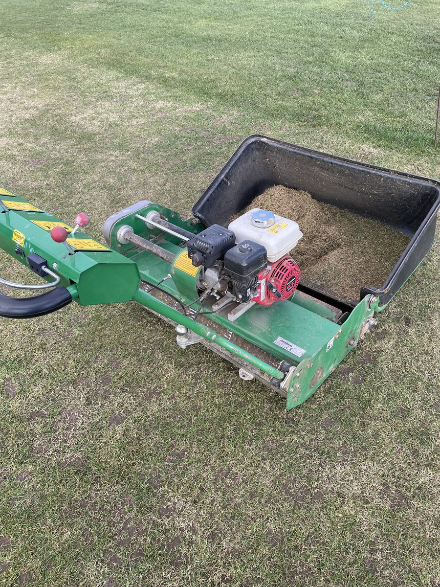 PottersBarCC's tweet image. Cricket season preparations with @DOSDAOS #scarifying 🏏