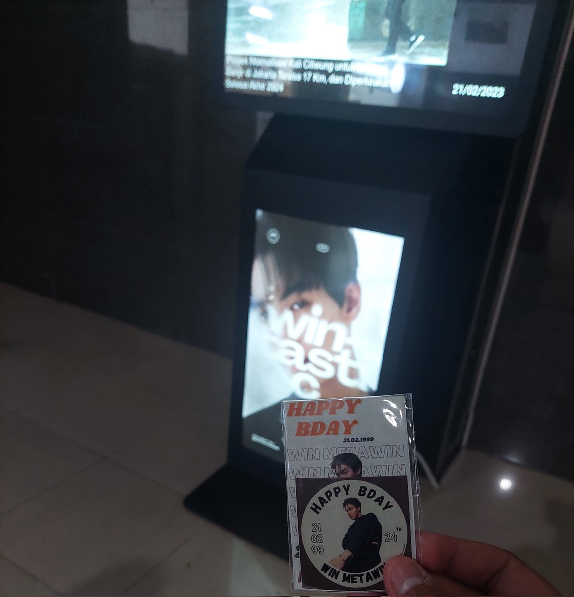 polaroid614's tweet photo. Spotted #WINtastic Win Metawin Birthday Ads

📍Solo Balapan Solo

btw ada yg bagi freebies 😭 makasih yaak tadi mau bawa juga tapi dasarnya pelupa dan telat berangkat kerja jadi ngga kebawa 😭

spesial thanks to @WinUnionINA 💚 #PhiWin24thBDProject
#winmetawin @winmetawin https://t.co/Hxrfq3mOUd