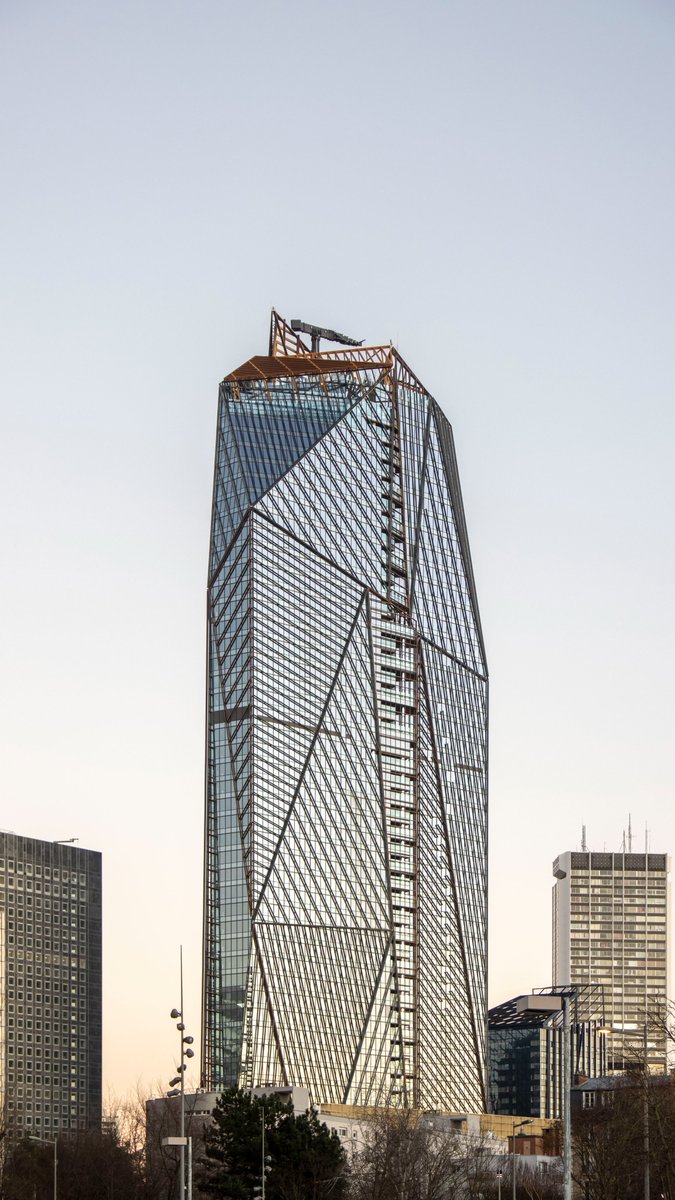 Reportage final de la tour Hekla, nouveau point culminant du quartier de #LaDéfense, après 3 ans de suivi de chantier fort passionnant !

Archi : <a href="/ateliersjnouvel/">Jean Nouvel</a>
<a href="/Hines/">Hines</a> <a href="/VINCIConstrucFR/">VINCI Construction en France</a> <a href="/HeklaTour/">Tour Hekla</a> 

arthurweidmann.com/projets-livre/…