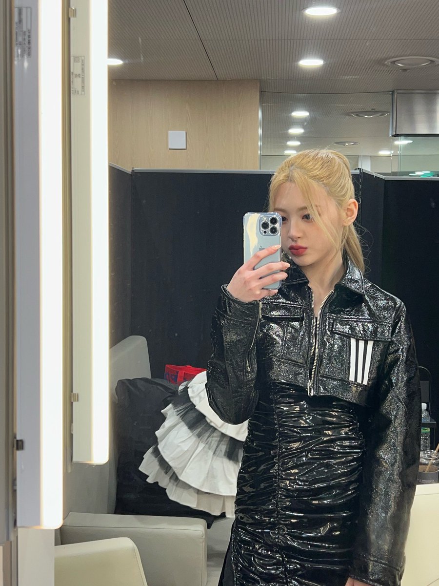 ssenwi's tweet photo. the rockstar girlfriend that everyone had dreamed about and the answer is me, yoon sseni! the perfect ponytail of my blonde hair, right pose for my mirror selca, and that black dress is a great combo for my outfits. a ten out of ten for myself! 🖤 https://t.co/hRQPWZaNaq