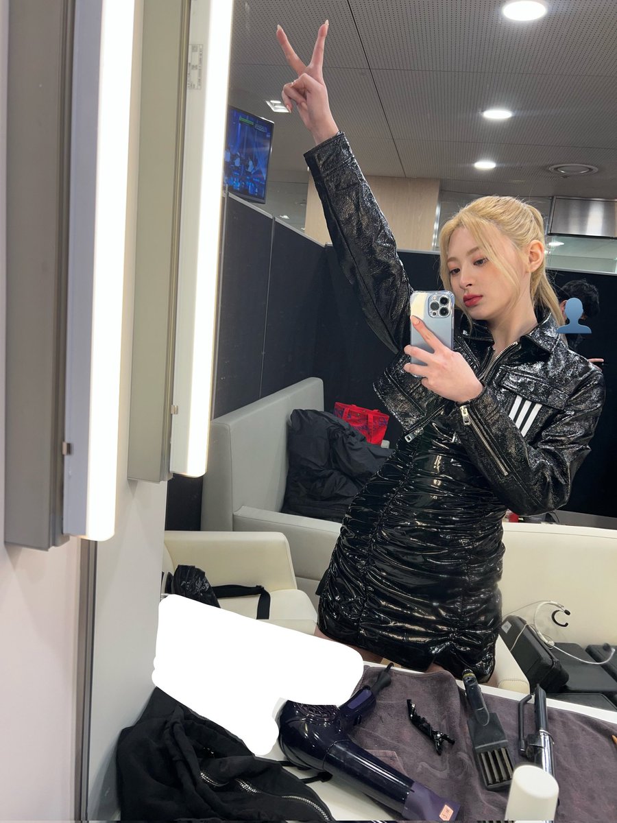 ssenwi's tweet photo. the rockstar girlfriend that everyone had dreamed about and the answer is me, yoon sseni! the perfect ponytail of my blonde hair, right pose for my mirror selca, and that black dress is a great combo for my outfits. a ten out of ten for myself! 🖤 https://t.co/hRQPWZaNaq