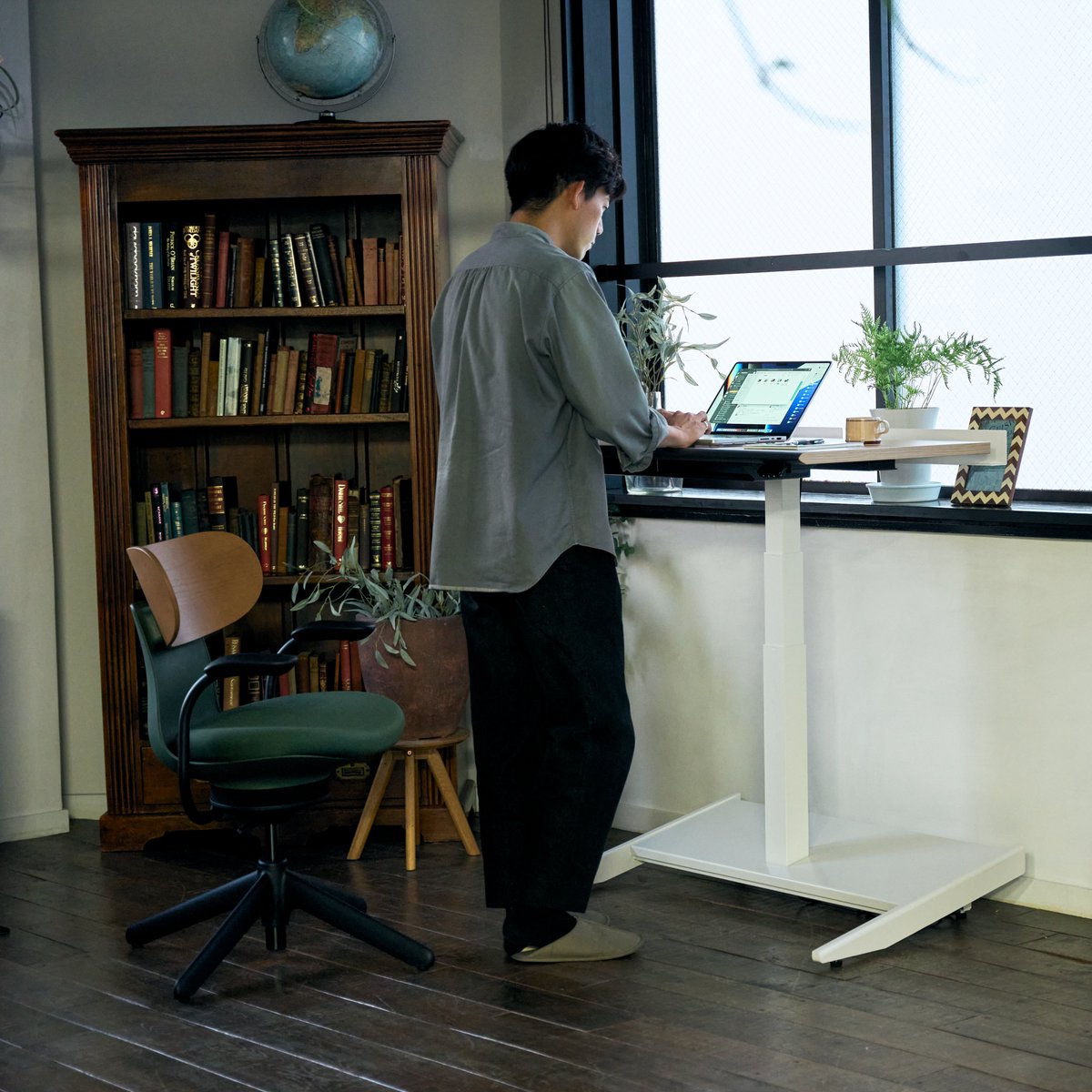 WorkstyleShop's tweet photo. ／
コンパクトな電動昇降デスクをご紹介！
＼

幅90㎝でコンパクトながら、標準装備のトレーを使えばスッキリ収納＆天板拡張✨

フットレストがついているので、立ったり普通に座るだけでなく、後傾姿勢で座るときにもぴったり☺️

詳しくはこちら👇
https://t.co/0YT11YLuo4

#STANDSIT
#コクヨの家具 https://t.co/n27pqlWuHM