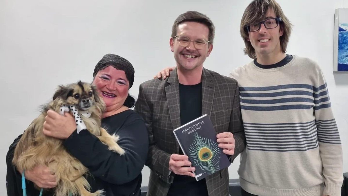Blanes_cat's tweet photo. Notícia: @sebastiaportell presenta a #Blanes #LesAltures, una interpretació novel·lada de la vida #IsmaelSmith una de les figures més ‘queer’ del món artístic català Organitzat per @RedaccioRecvll l’escriptor @AitorRoger se’n va encarregar de presentar-lo
https://t.co/UsAeR8j4RJ https://t.co/DXQtvyzJVv