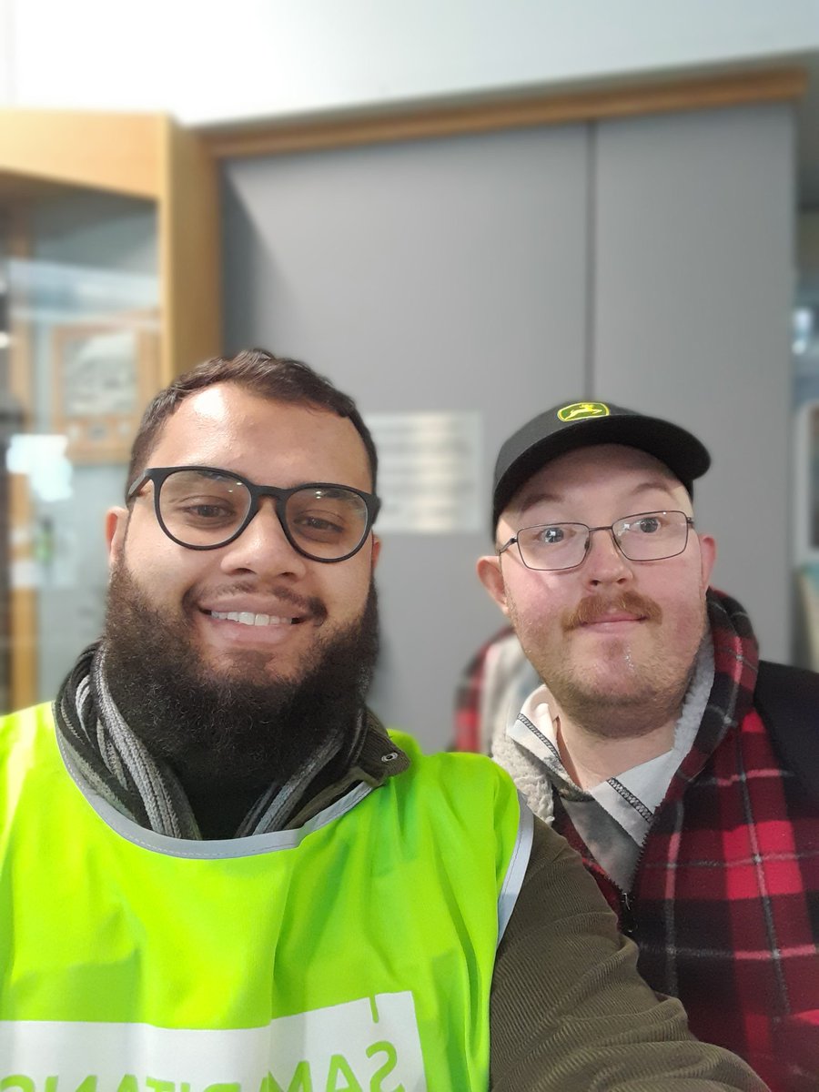 It was amazing being with @BridgendSams listeners this morning as they spread awareness to rail commuters about the fantastic #SmallTalkSavesLives campaign!

A big diolch to all the volunteers involved!