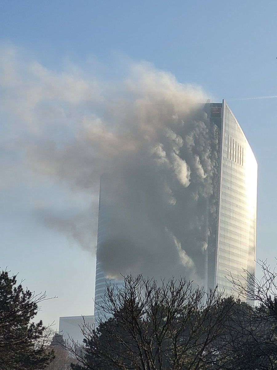 Mediavenir's tweet image. 🇫🇷 FLASH - Un incendie s'est déclaré devant l'une des tours du quartier d'affaires de #LaDéfense. (Le Figaro)