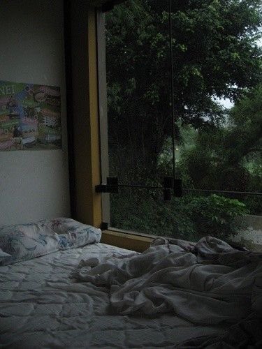 gIoomyweather's tweet photo. rainy day spent in the bedroom. https://t.co/lsYqwbOXsN