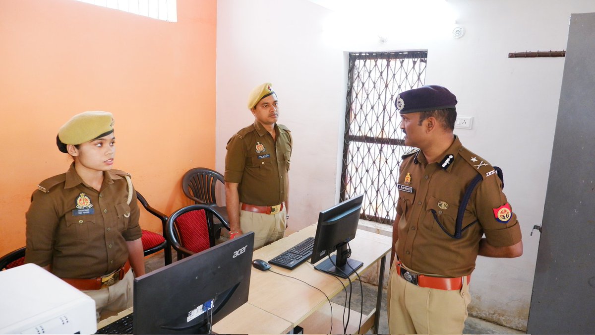 diggorakhpur's tweet photo. आज जनपद देवरिया के थाना गौरी बाजार में वार्षिक निरीक्षण/भ्रमण कार्यक्रम के दौरान थाना कार्यालय के अभिलेखों का अवलोकन/महि��ा हेल्प डेस्क/बैरक/थाना परिसर की साफ-सफाई आदि का निरीक्षण कर संबंधित अधिकारी कर्मचारीगण को आवश्यक दिशा-निर्देश दिए गए।#UPPolice
#UPPInNews https://t.co/TNH77MBkEH
