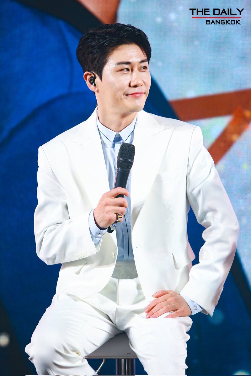 thedailybkk's tweet photo. ภาพงานแถลงข่าว YOUNGTAK IN THAILAND  "#ยองทัก" ซูเปอร์สตาร์เกาหลี นักร้อง นักแต่งเพลง โปรดิวเซอร์ นักแสดง 

#youngtakinthailand #youngtak #TeroMusic #milagroentertainment #livenation https://t.co/3iXU9BGAua