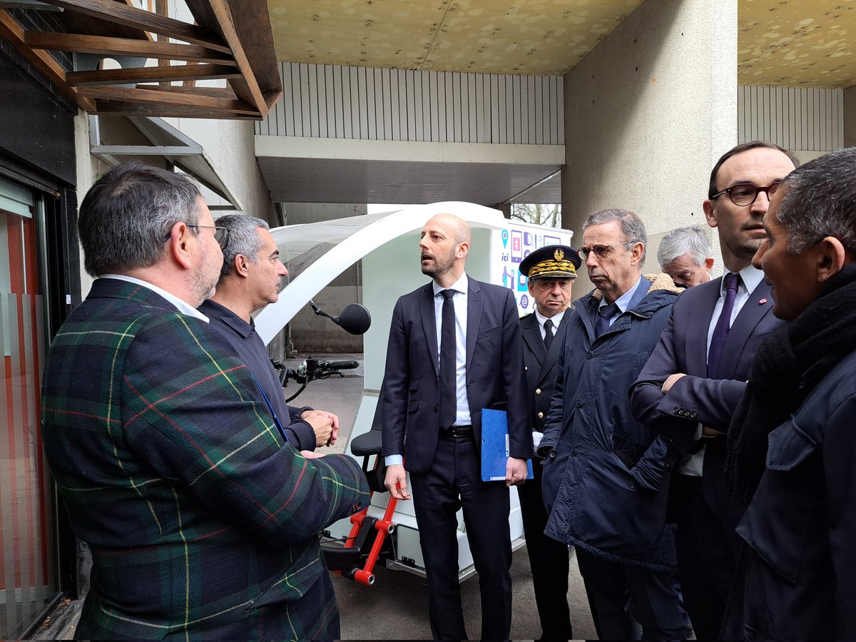 PIMMSdeBordeaux's tweet photo. Très heureux d'accueil avec @BenichouPhilipp, @PierreHurmic et @StanGuerini à la nouvelle antenne du @PIMMSdeBordeaux labellisée #Franceservices  aux Aubiers. Une initiative municipale aux services des habitants de ce #QPV. @pimmsmediation
@ANCTerritoires https://t.co/oSQ8eByFNu