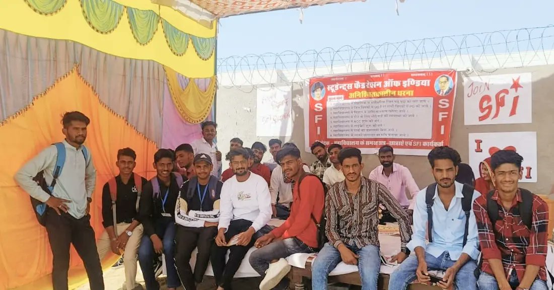 IntjarSfi's tweet photo. JOIN SFI
मलसीसर एसएफआई द्वारा 8 सूत्री मा��गो को लेकर  महाविद्यालय के मुख्य द्वार पर चल रहे अनिश्चितकालीन धरना 15 वे दिन जारी। 
2 दिन से विकाश प्रजापत बैठे आमरण अनशन पर आज विकाश के साथ तहसील उपाध्यक्ष दिनेश दायमा भी बैठे आमरण अनशन पर।
#इंकलाब_जिन्दाबाद 
#SFI_जिन्दाबाद 
#SFI 
#sfi https://t.co/OO7JbNkrqn