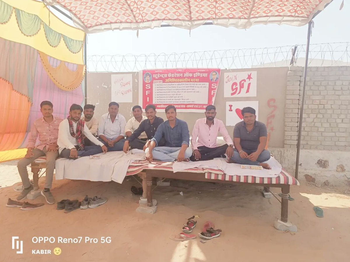 IntjarSfi's tweet photo. JOIN SFI
मलसीसर एसएफआई द्वारा 8 सूत्री मा��गो को लेकर  महाविद्यालय के मुख्य द्वार पर चल रहे अनिश्चितकालीन धरना 15 वे दिन जारी। 
2 दिन से विकाश प्रजापत बैठे आमरण अनशन पर आज विकाश के साथ तहसील उपाध्यक्ष दिनेश दायमा भी बैठे आमरण अनशन पर।
#इंकलाब_जिन्दाबाद 
#SFI_जिन्दाबाद 
#SFI 
#sfi https://t.co/OO7JbNkrqn