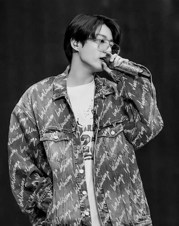 yrstrulytkk's tweet photo. FIRST K-pop Soloist to surpass 700M streams on the Spotify Global Chart ๐ฅ
PROUD OF YOU JUNGKOOK
CONGRATULATIONS JUNGKOOK
Iโm voting for #LeftandRight for #BestMusicVideoa at the #iHeartAwards https://t.co/wXnGbbYiwO