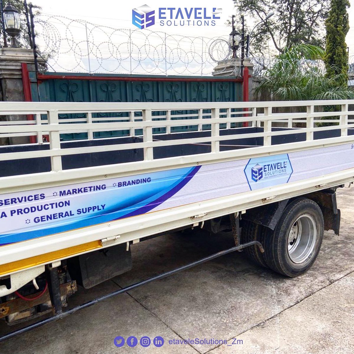 Etavele_Zm's tweet photo. Good news🚨 Our truck is available to hire for any logistical purposes.
 
Additionally , we offer quality custom Automotive branding for your car or truck with free setup.

To our esteemed clients , we will now deliver your bulk orders timely and efficiently!🚀

#etavelesolutions https://t.co/7kjvP7MioU