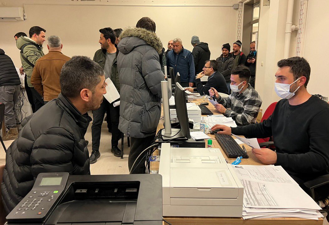 Durmadan, yorulmadan 🇹🇷

Afetzede vatandaşlarımızın mağduriyetlerini azaltmak amacıyla Mardin’den Malatya’ya gönüllü giden ve Malatya’da görev yapan mesai arkadaşlarımız ile hizmet sunmaya devam ediyoruz… <a href="/TC_icisleri/">T.C. İçişleri Bakanlığı</a> 

📍Malatya

#deprem