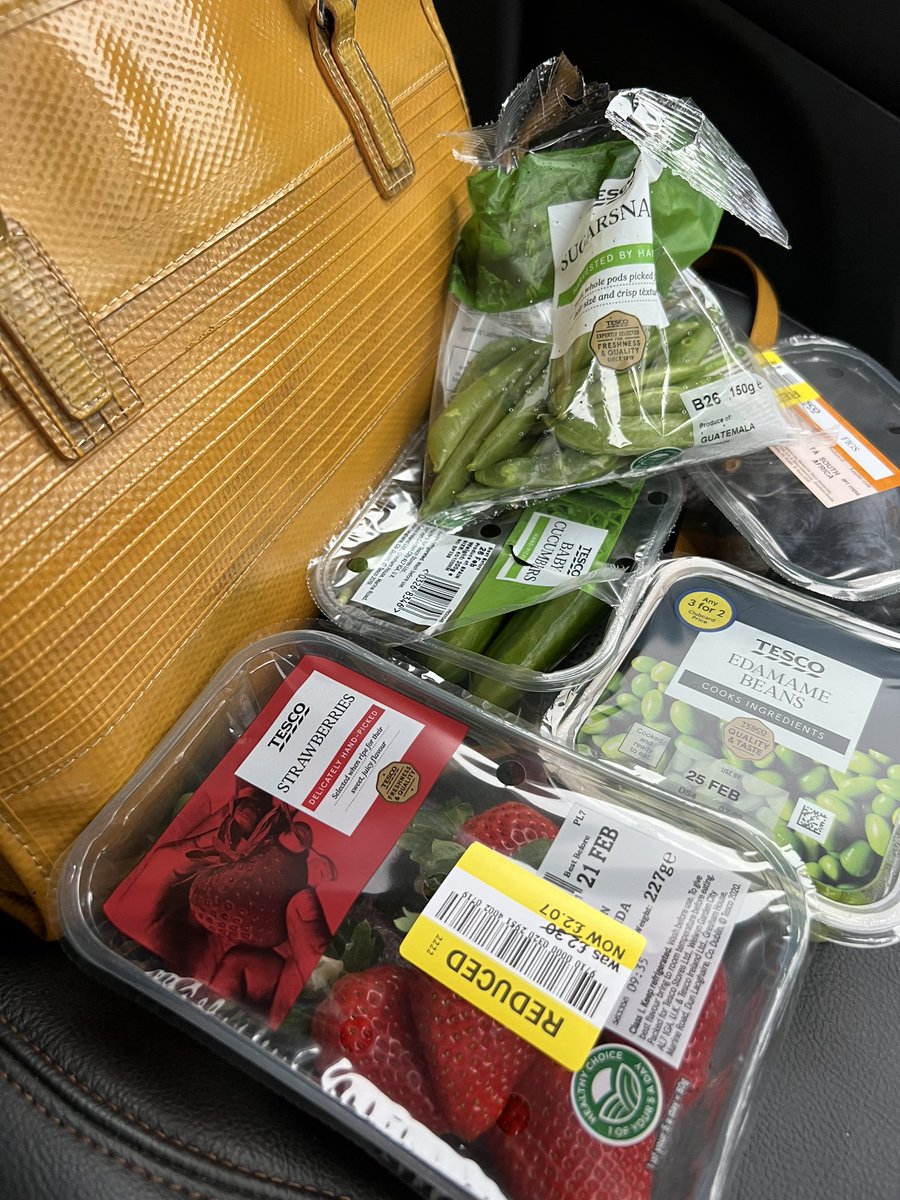 mrsjoannegrey's tweet photo. Vegan car snacks - long ass car journey edition π³π #healthyeating #resistingtemptation https://t.co/XwEXg1541i