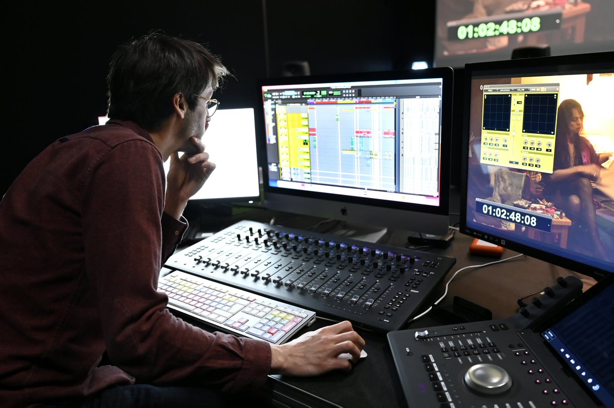 CBastideRouge's tweet photo. Aujourd’hui à @CBastideRouge,
La société Kyrne Productions réalise leur post-production avec @Dissident_Films pour leur court-métrage !✨
Salle de mixage son 7.1 et 5.1, étalonnage, auditorium, tout est réuni pour une #postprod réussie !💪
#BastideRouge
#Postproduction https://t.co/oTW8SKpKjG