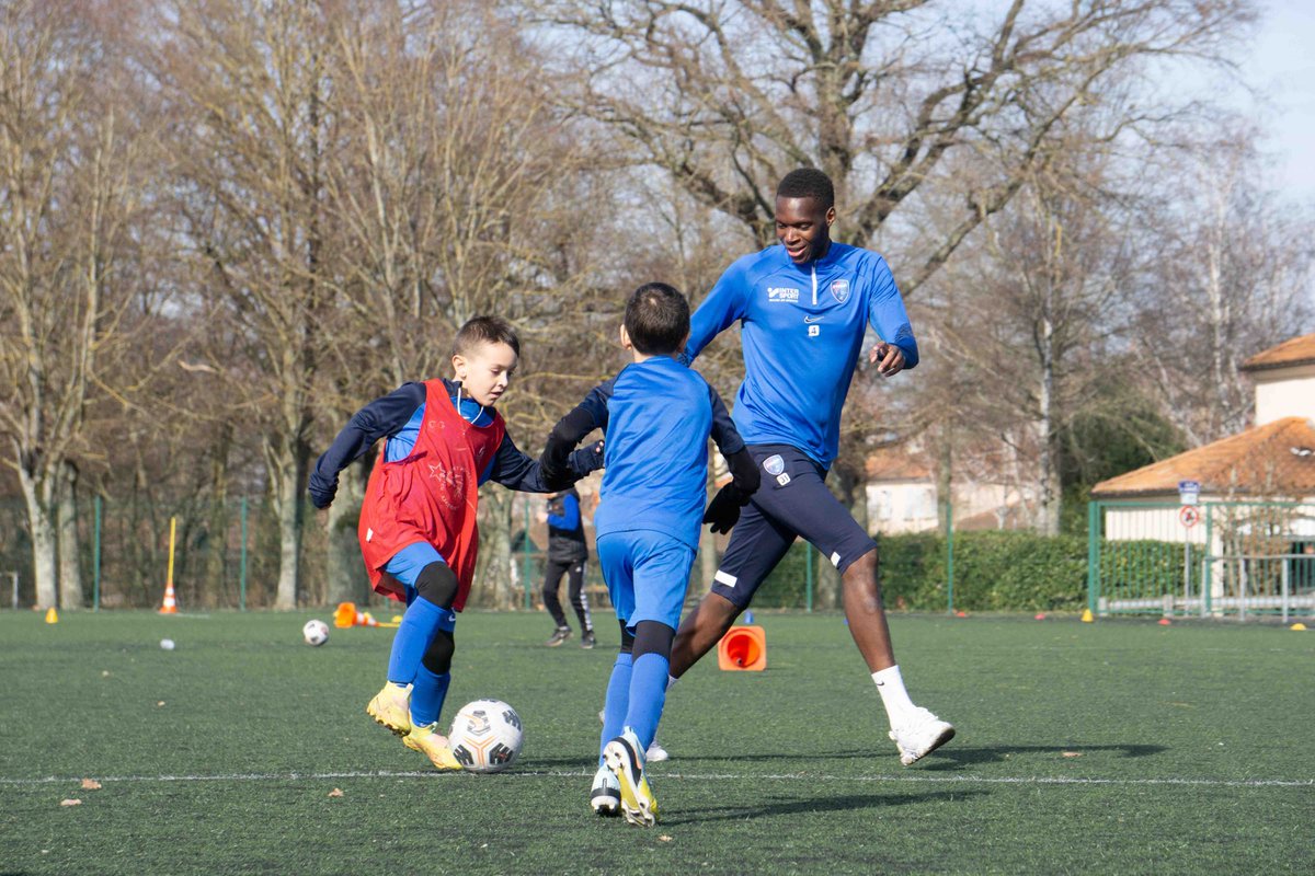 FBBP01's tweet photo. 😃 Petits et grands du club sur le même terrain pour la deuxième fois de la saison ! Les pros sont passés à l'entraînement de l'école de foot mercredi dernier 🫶 https://t.co/wolTxiT9KP