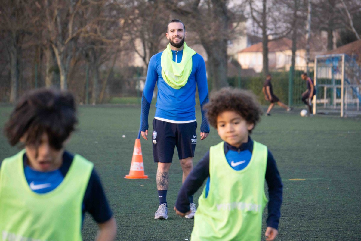 FBBP01's tweet photo. 😃 Petits et grands du club sur le même terrain pour la deuxième fois de la saison ! Les pros sont passés à l'entraînement de l'école de foot mercredi dernier 🫶 https://t.co/wolTxiT9KP
