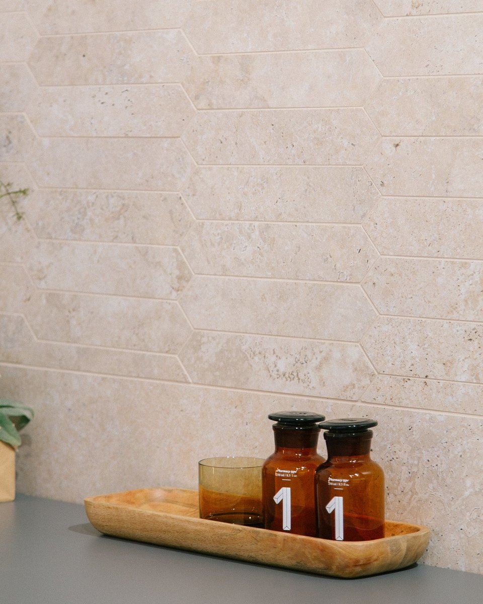 supergres's tweet image. The preciousness of the details of the decorations in our Astrum collection, inspired by the finest natural travertines.

The transversal cut wall with the characteristic clouding makes the wall of this kitchen unique, creating an intimate dimension of relax.

[Astrum | Beige Cro