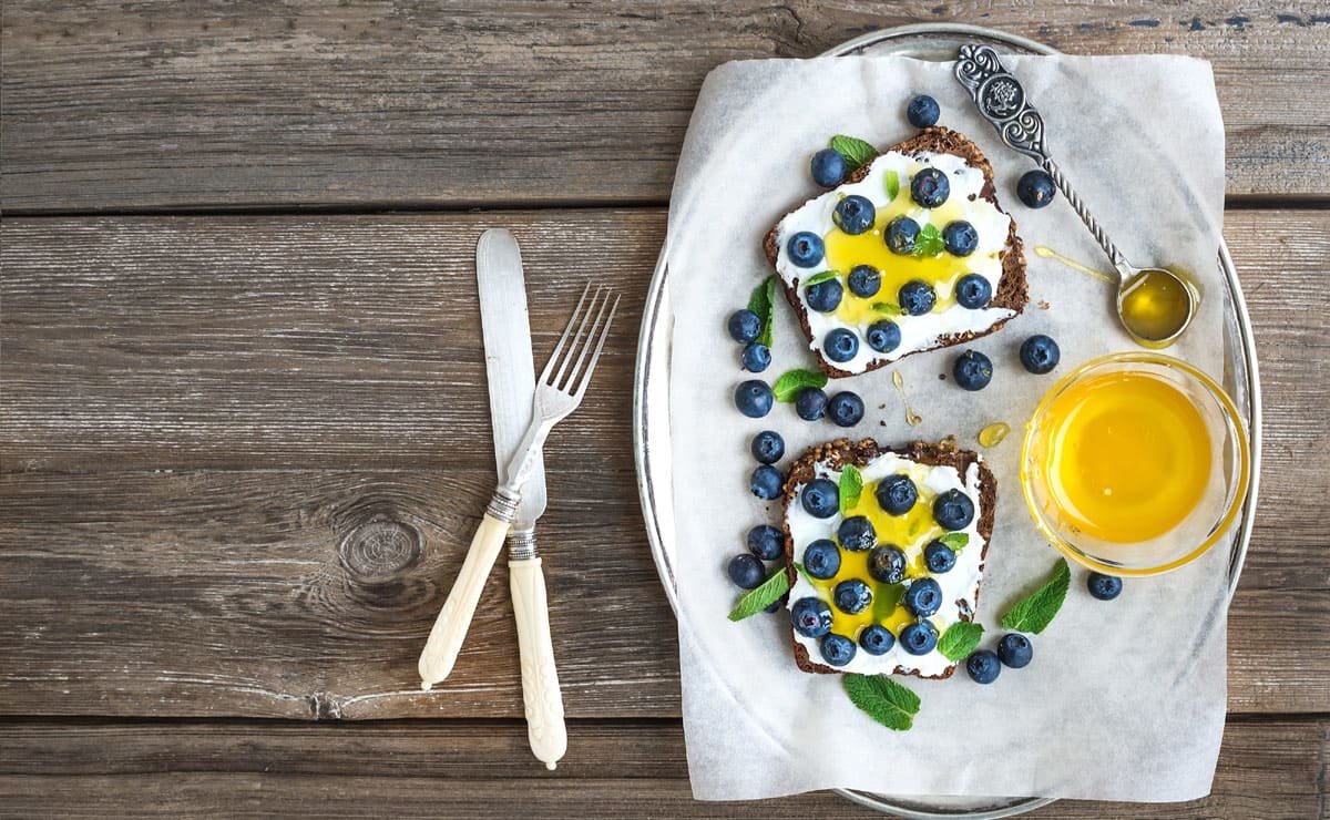 Delicatessenred's tweet image. ¡Feliz martes #Gourmets! Empieza el día con esta #tostada de centeno y semillas con ricotta, miel y arándanos frescos 😋👍 bit.ly/3lTkyxV