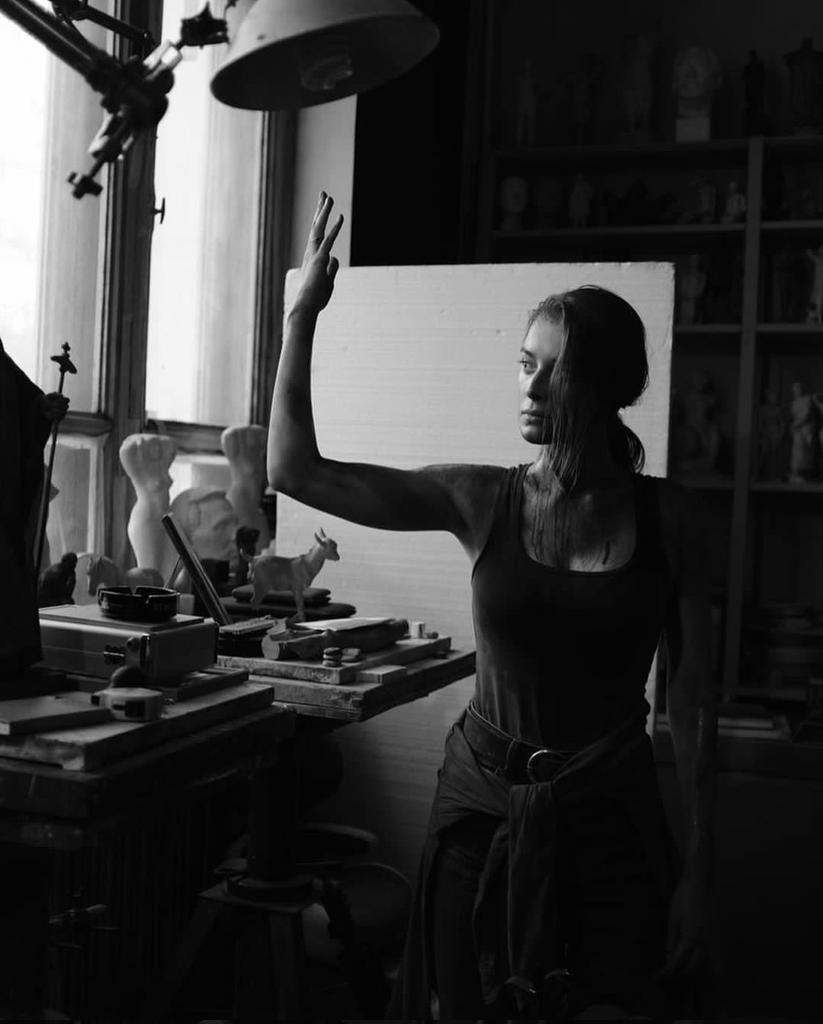 кажется, никогда намъ на планетѣ этой не встрѣтиться,
просто рукой махнуть - и голосъ почти не слышенъ.