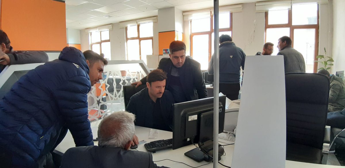 BitlisNufus's tweet photo. Bitlis İl Nüfus ve Vatandaşlık Müdürümüz Rauf GÜLMEZ ve İl ve İlçe Nüfus Müdürlüklerimizde çalışan gönüllü personellerimiz Adıyaman İl Nüfus ve Vatandaşlık Müdürlüğünde depremzede Vatandaşlarımıza hizmet vermeye devam etmektedir. @TCNufus @sefikaygol @BitlisValiligi @gulmez_rauf https://t.co/MPhECo4TB8