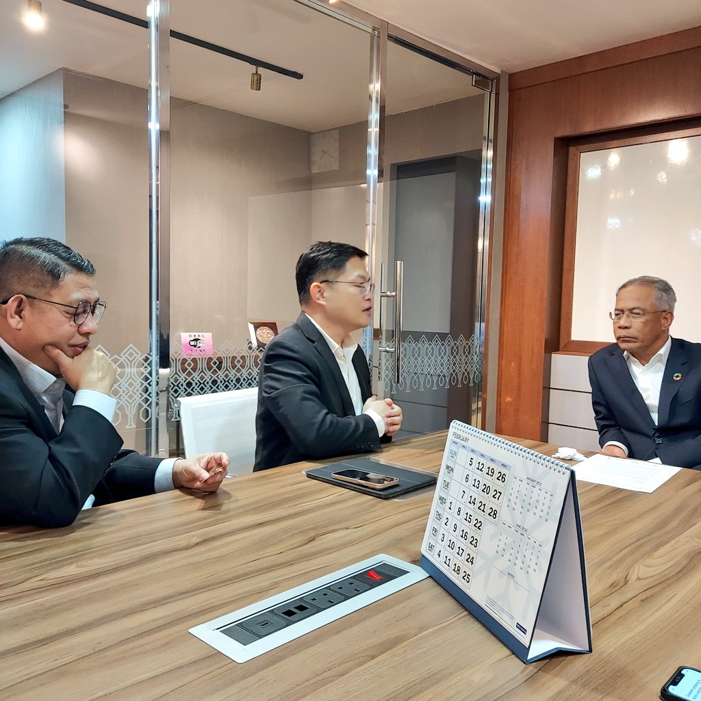 MIROS (@mirosroadsafety) on Twitter photo Prof <a href="/Wongsv/">Wong, Shaw Voon</a> & Ir. Azhar paid a courtesy call on <a href="/DBKL2u/">Dewan Bandaraya Kuala Lumpur</a> Mayor to discuss the <a href="/BloombergDotOrg/">Bloomberg Philanthropies</a> Initiative for Road Safety and align it with <a href="/ConnectSDGs/">The Sustainable Development Goals #SDG🫶</a>, which will be evaluated by <a href="/uputramalaysia/">Universiti Putra Malaysia</a> & <a href="/JohnsHopkinsSPH/">Johns Hopkins Bloomberg School of Public Health</a>. Looking forward to make KL a city to be proud of worldwide! Prof <a href="/Wongsv/">Wong, Shaw Voon</a> & Ir. Azhar paid a courtesy call on <a href="/DBKL2u/">Dewan Bandaraya Kuala Lumpur</a> Mayor to discuss the <a href="/BloombergDotOrg/">Bloomberg Philanthropies</a> Initiative for Road Safety and align it with <a href="/ConnectSDGs/">The Sustainable Development Goals #SDG🫶</a>, which will be evaluated by <a href="/uputramalaysia/">Universiti Putra Malaysia</a> & <a href="/JohnsHopkinsSPH/">Johns Hopkins Bloomberg School of Public Health</a>. Looking forward to make KL a city to be proud of worldwide!