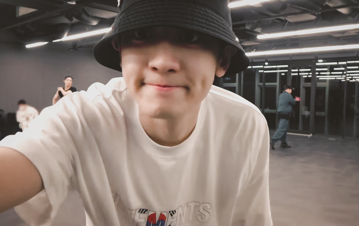 FallenPhoenix28's tweet photo. It's been 15 days since I last wrote to you.
The sense of guilt is very strong.
But you're always in my mind.
I follow everything but I can't write to you.
I miss you so much
#ChanyeolStayStrong
#ChanyeolWeAreAlwaysByYourSide
Stay with me, for life
I love you more MyLittleGiant💕 https://t.co/6XiIWVUbMg