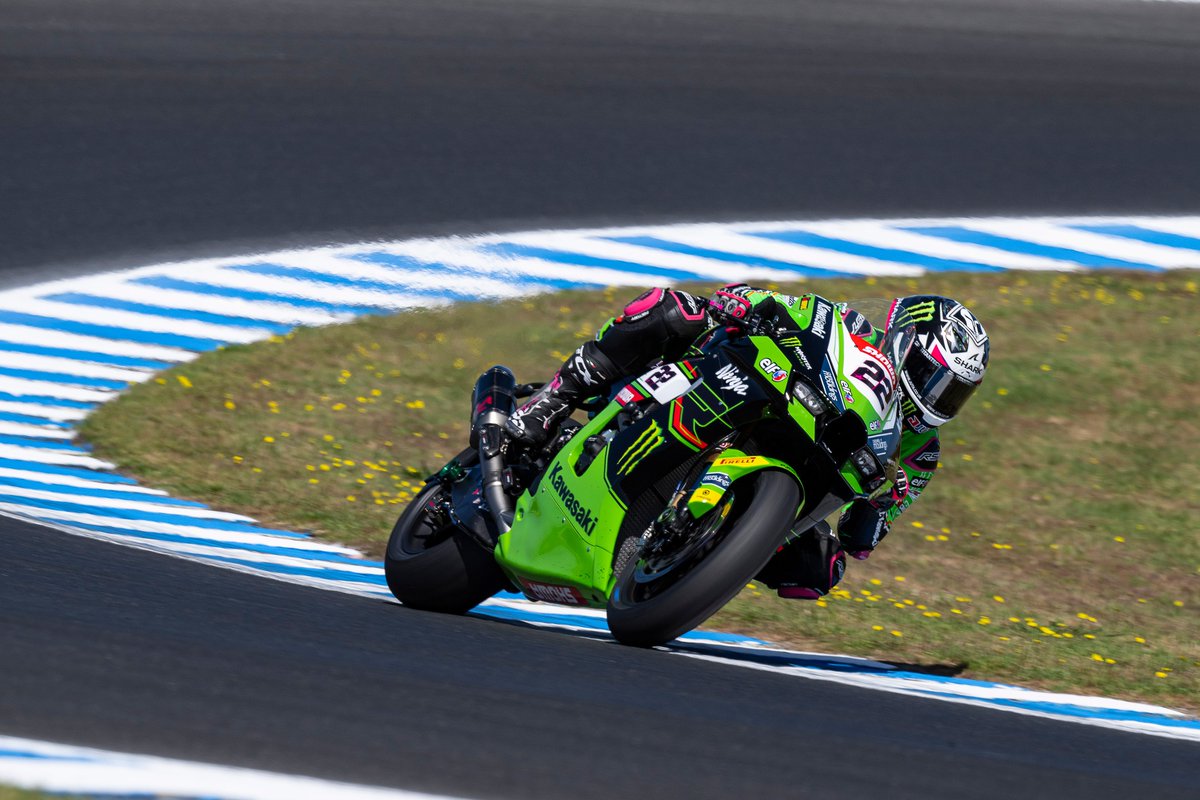 Kawasaki_Italia's tweet photo. Ultimi test per la Superbike in vista dell'esordio del mondiale 2023 questo weekend nella bellissima cornice di Phillip Island, in Australia. Jonathan Rea e Alex Lowes stanno ultimando il set-up alle loro Ninja ZX-10RR.

#ForzaKawa #AUSWorldSBK https://t.co/ZZ459eb0Y7