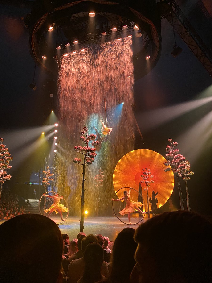 inmaM15's tweet photo. Pura fantasía el circo del sol ❤️😍 https://t.co/ZtXwI69DCr