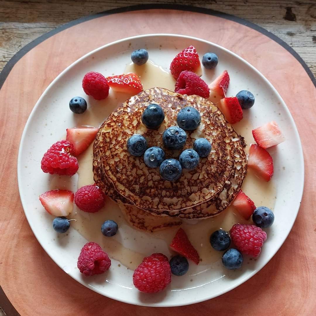 HelenSWGroups's tweet image. Success!! 😍 Yummy oat pancakes, made with 40g oats, 1 egg, 1 Mullerlight yoghurt, 1 level tbsp of Skinny Syrup, and topped with Speed Free berries. Happy Pancake Day, y'all! 🥞

@SlimmingWorld #SlimmingWorld #TeamTopsham #Topsham #FreeFoodFestival
#FreeFoodFebruary 🥦🥕🍎🍇