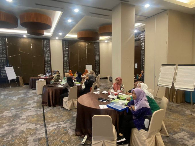 WFD_Indonesia's tweet photo. Bekerja sama dengan @CakraWikara, tim @WFD_Democracy memulai pelatihan 3 hari bagi 25 bakal calon legislatif (bacaleg) perempuan dari 15 partai politik peserta Pemilu 2024 di Mataram, NTB.
Pelatihan ini adalah bagian dari program #ASEANWPL yang didukung oleh @CanadaASEAN. https://t.co/Ea6SSLDMeN