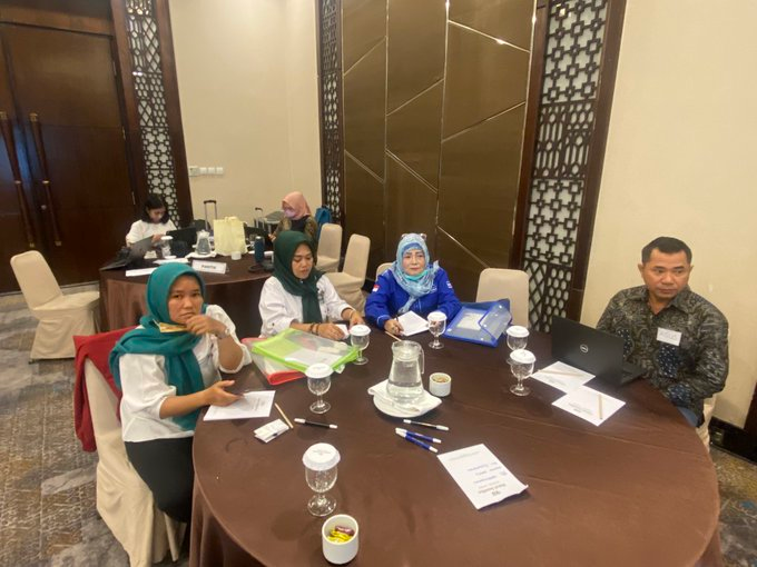 WFD_Indonesia's tweet photo. Bekerja sama dengan @CakraWikara, tim @WFD_Democracy memulai pelatihan 3 hari bagi 25 bakal calon legislatif (bacaleg) perempuan dari 15 partai politik peserta Pemilu 2024 di Mataram, NTB.
Pelatihan ini adalah bagian dari program #ASEANWPL yang didukung oleh @CanadaASEAN. https://t.co/Ea6SSLDMeN