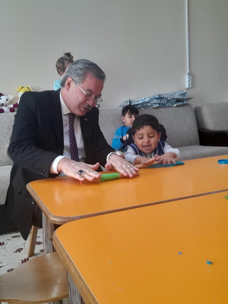 Edirne_MEM's tweet photo. Yaraları Hep Birlikte Sarıyoruz.

İl MEM Sn. @Dr_Onderarpaci, U. Köprü Kredi Yurtlar Kurumu Yurdu bünyesinde deprem afetinden etkilenen çocuklarımız için kurulan oyun alanını ziyaret ederek, öğrencilerimizle ve aileleri ile bir araya geldi.
@tcmeb @edirne_valiligi @uzunkoprumem1 https://t.co/XguhpOWzyp