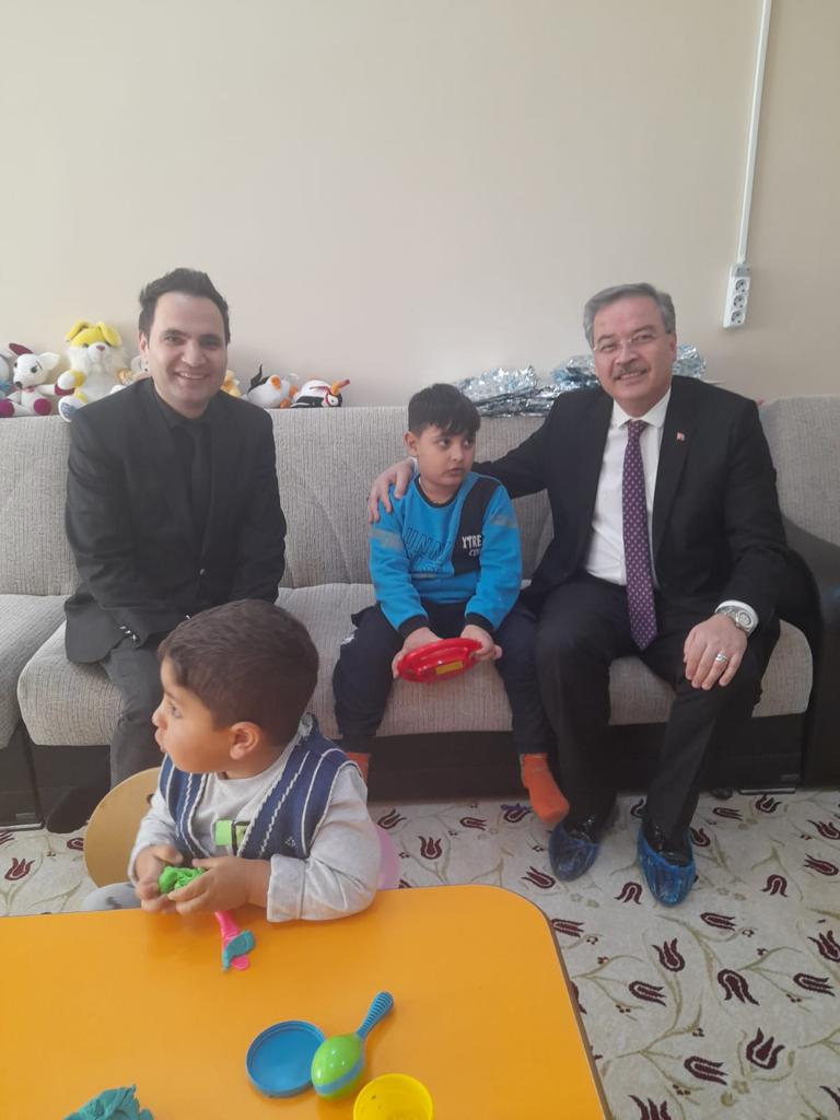 Yaraları Hep Birlikte Sarıyoruz.

İl MEM Sn. <a href="/Dr_Onderarpaci/">Dr. Önder ARPACI</a>, U. Köprü Kredi Yurtlar Kurumu Yurdu bünyesinde deprem afetinden etkilenen çocuklarımız için kurulan oyun alanını ziyaret ederek, öğrencilerimizle ve aileleri ile bir araya geldi.
<a href="/tcmeb/">Millî Eğitim Bakanlığı</a> <a href="/edirne_valiligi/">Edirne Valiliği</a> <a href="/uzunkoprumem1/">uzunkoprumem</a>