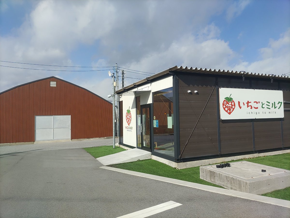 ヤギさん♡ご飯(餌？)集め中♡ ヤギ 動物 牧場 エサの写真素材 - PIXTA