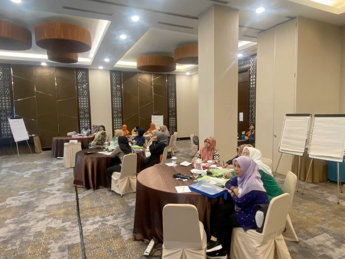 WFD_Indonesia's tweet photo. In partnership with @CakraWikara, our @WFD_Democracy Indonesia team kicked off a 3-day workshop aimed at 25 women legislative candidates in Mataram, NTB ahead of the 2024 election.
Part of our #ASEANWPL programme supported by @CanadaASEAN. https://t.co/aJXdeOgzUD